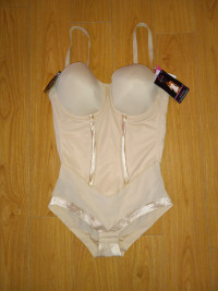 BNWT Victoria's Secret padded pink bra 34D & 2 pairs matching panties size  M