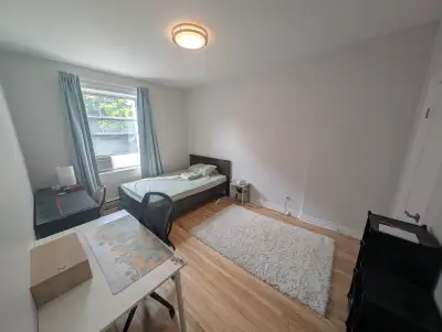 Lease Transfer Room (2 bed 1 bath near Atwater Metro)