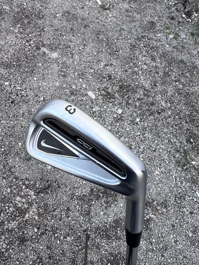 Nike Golf Clubs and Bag in Golf in Norfolk County - Image 8