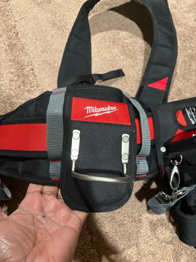 Milwaukee electrician’s work belt  in Other in Winnipeg - Image 2