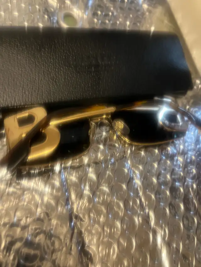 British Columbia Sale, Burberry Aviator Frame Sunglasses, Gold in Women's - Bags & Wallets in Revelstoke - Image 2