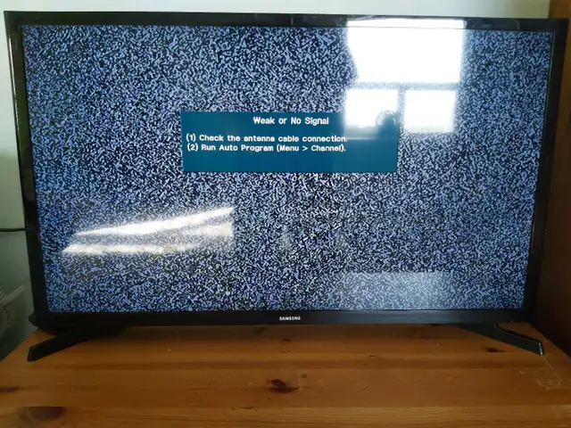 Samsung 32" HD TV model UN32J4000AF in TVs in Mississauga / Peel Region - Image 3