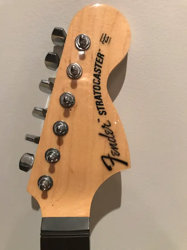MadCatz Rockband 2 Xbox 360 Wireless Fender Stratocaster Wooden in XBOX 360 in Longueuil / South Shore - Image 4