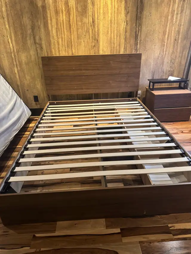 Lit plateforme Queen + table de chevet – Excellent état in Beds & Mattresses in Laval / North Shore - Image 2