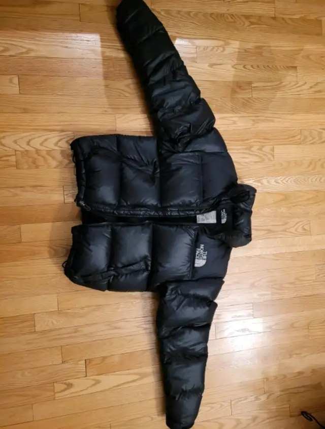New North Face puffer jacket size xsmall  in Women's - Tops & Outerwear in City of Montréal - Image 4