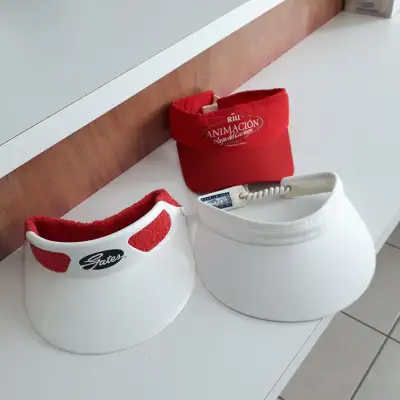3 CASQUETTES NEUVES GOLD AJUSTABLES 22"TOUR TÊTE $5.00 CHACUNE, View more