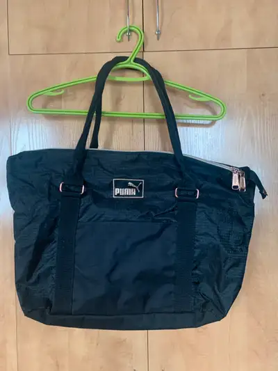 Grand sac PUMA 19 x 15 pouces COMME NEUF Disponible à LONGUEUIL VOIR MES AUTRES ANNONCES