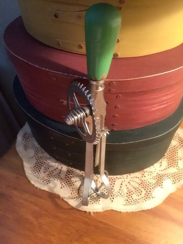 vintage egg beater in Home Décor & Accents in Lethbridge - Image 2