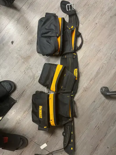 This DeWalt tool belt is a heavy-duty, reliable companion for all your construction or DIY projects,...