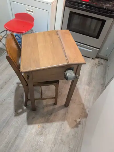 Bureau d'écolier antique, View more