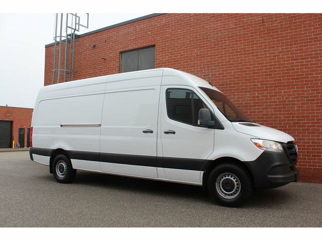 2022 Mercedes Sprinter Cargo Van 2500. No accidents. V4. 3 seats in Cars & Trucks in Mississauga / Peel Region - Image 2