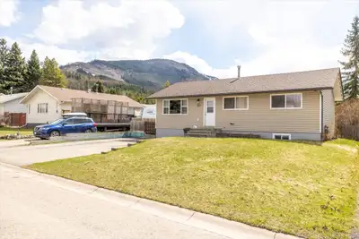 Move-In Ready 4-Bedroom Bungalow offering a fully fenced yard, in great neighbourhood. Well-maintain...