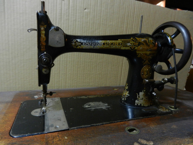 Singer Treadle Sewing Machine in Arts & Collectibles in Oakville / Halton Region - Image 3