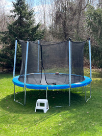12 ft trampoline with enclosure 