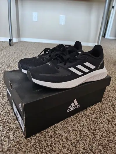 Various brand new youth gym shoes, View more