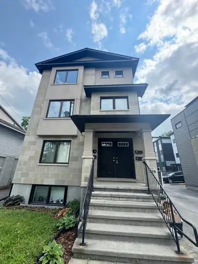 Steps from University of Ottawa and downtown