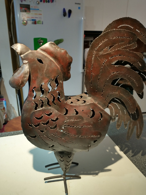 20" x 17" vintage rustic rooster themed candle holder. in Arts & Collectibles in Oakville / Halton Region - Image 2