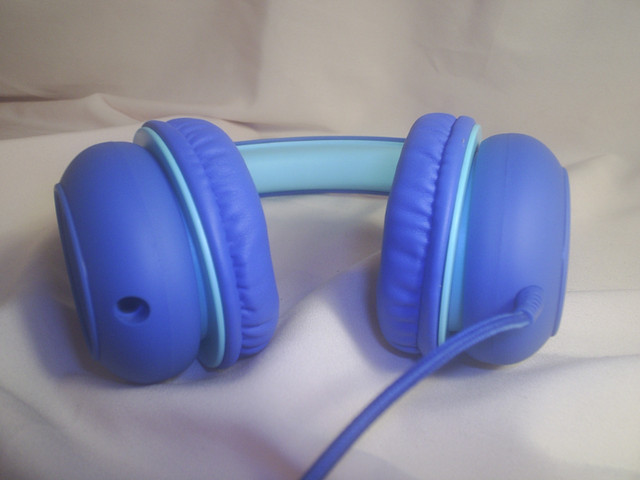 Kid Headphones (Blue) in Headphones in Sarnia - Image 4