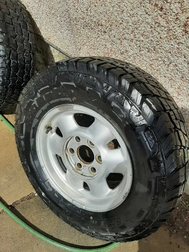 Chevrolet Silverado / GMC Sierra Wheels and tires 245/70/R16 in Tires & Rims in Regina - Image 4