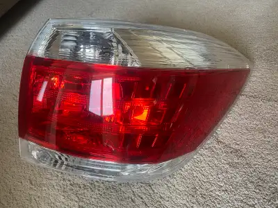 I am selling Tail light fit Toyota Highlander Right side passenger side fit Highlander 2011-2013 eit...
