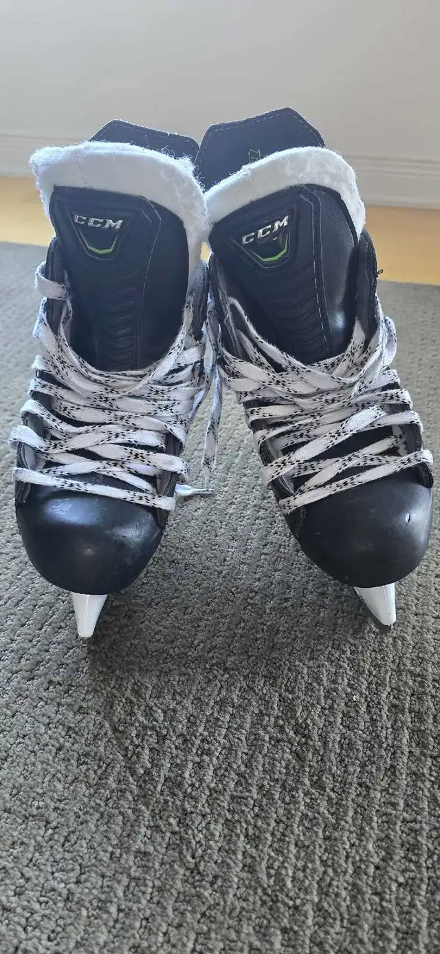 Patins/Skates CCM Ribcor Pump in Hockey in Laval / North Shore - Image 4