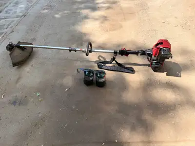 LEHR 4 stroke propane powered trimmer. Brand new tank on it and comes with 2 more new tanks Runs and...