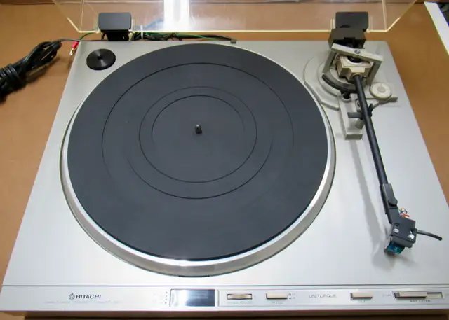 Hitachi HT-40S Turntable in Stereo Systems & Home Theatre in St. Catharines - Image 3