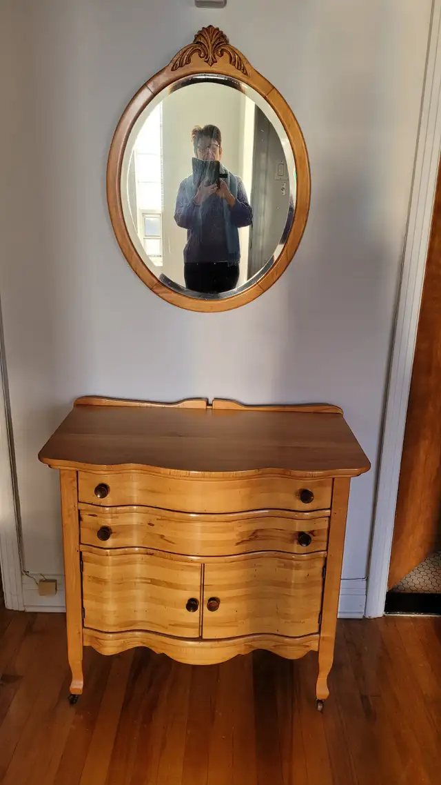 Meuble antique de rangement en bois in Dressers & Wardrobes in City of Montréal - Image 2