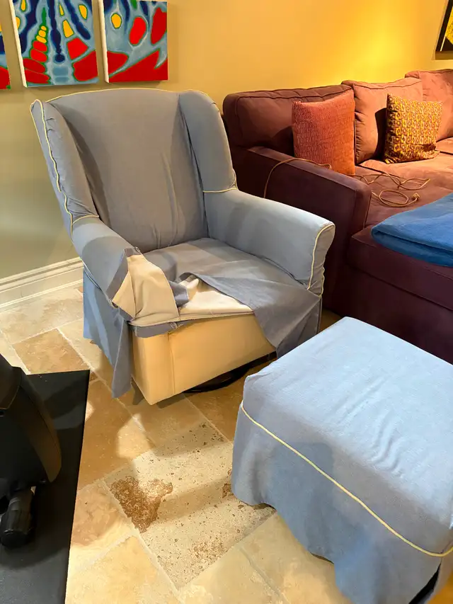 Swivel Rocking Chair with gliding foot stool in Chairs & Recliners in City of Toronto - Image 3
