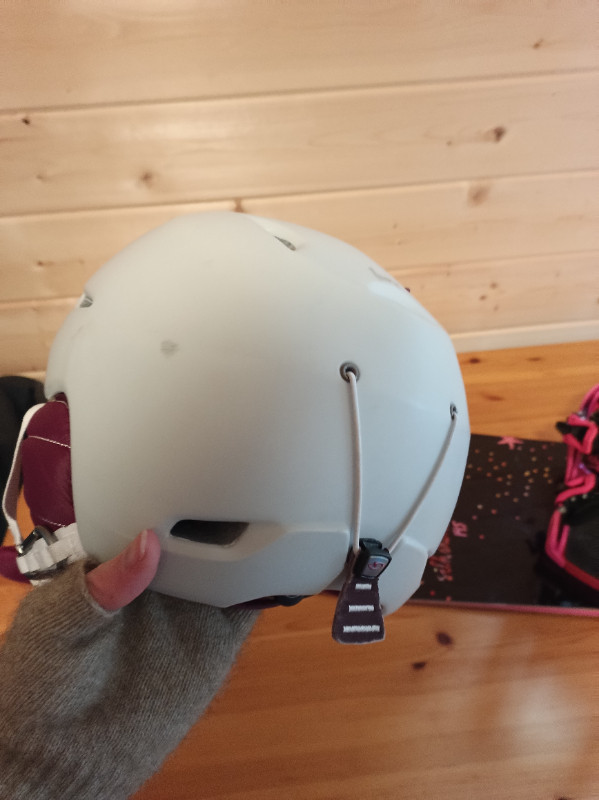 Women's snowboard, boots, bindings, and helmet in Snowboard in Comox / Courtenay / Cumberland - Image 4