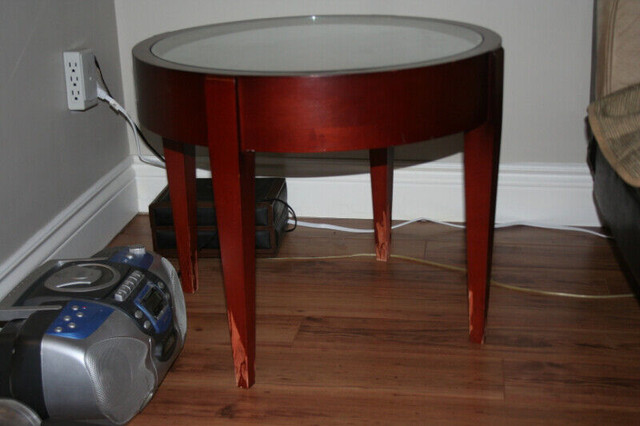 Table en bois ronde dans Mobilier de salle à manger et cuisine  à Ville de Montréal