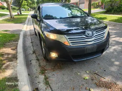 This 2009 Toyota Venza is a reliable crossover featuring a 4-cylinder engine, perfect for those seek...