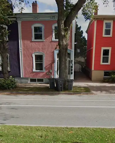 1 Bedroom apartment, close to amenities, across the street from the Commons