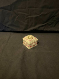 Small trinket box with rose motif for jewellry