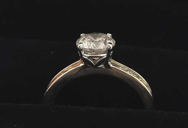 1.5 Carat Centre Diamond 18 kt  Gold Ring- over 2 ct total in Jewellery & Watches in Belleville - Image 4