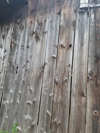 À Rigaud, bois de grange antique  en pin rouge à vendre., View more