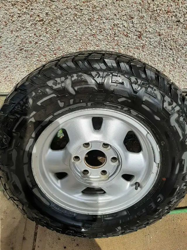 Chevrolet Silverado / GMC Sierra Wheels and tires 245/70/R16 in Tires & Rims in Regina - Image 3