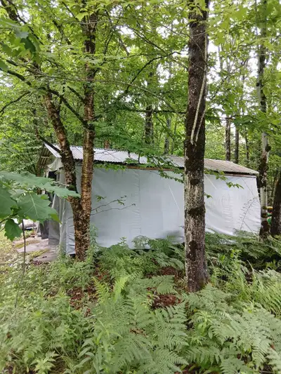 Abris de toile avec toit de tôle et tapis, 19pi x 10pi x 6pi10po/ à Cookshire. 250 pour la saison(oc...