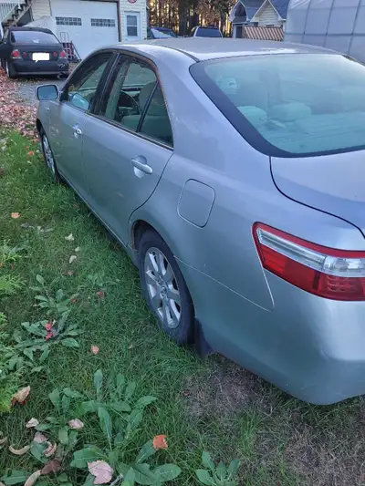 Toyota carmy hybride 2007,pièce ou route (bricoleur :problème de batterie). Roule bien présentement...