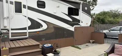Permanent 5th wheel trailer in Peace Arch RV Campground. Year round living. Inexpensive. Phone 506-5...
