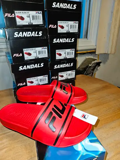 NEUF SANDALES FILA POUR HOMME. EN BOITE (AUTHENTIQUE) $25 PAS DE LIVRAISON. POINTURE DISPONIBLE (8)(...