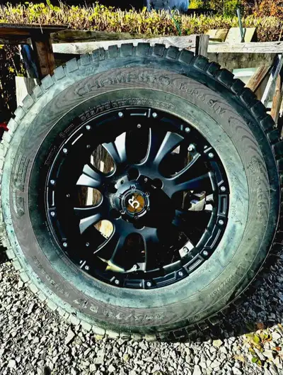 4 Pneus d'hiver Champiro Ice Pro 265/70/R17 sur mag 139.7 noir. 14plis Usure: 2x 9/32 2x 5/32 Était...