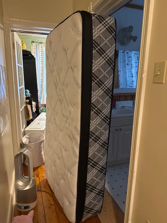 Single bed (frame & mattress) in Beds & Mattresses in Kingston - Image 3