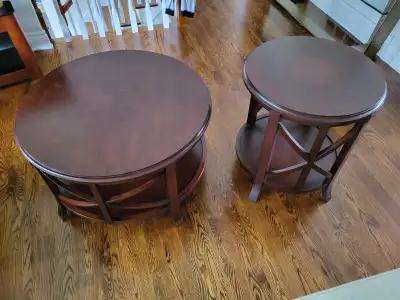 Beautiful wood Coffee & Side table set in Excellent condition. Dimensions - Coffee Table Width (diam...