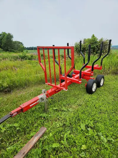 Trailer a billot pour tracteur compacte ,comme neuf ,tablier ajustable pour billot jusqu'à 12'. Très...