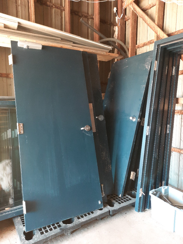 5 portes avec les cadres coupe feu macotta très bonne condition dans Autres équipements commerciaux et industriels  à Sherbrooke - Image 2