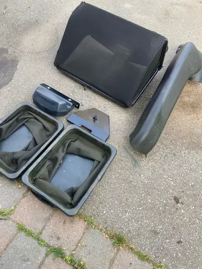 Riding lawnmower 30 inch rear bagger. , Voir plus