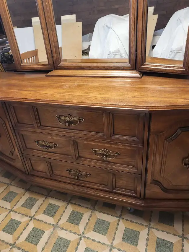 Meuble avec miroir- Chêne, excellent état  in Dressers & Wardrobes in City of Montréal - Image 3