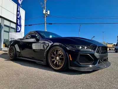 Ceci n'est pas votre Mustang ordinaire. C'est la Shelby Super Snake 2025, une bête qui crache le feu...