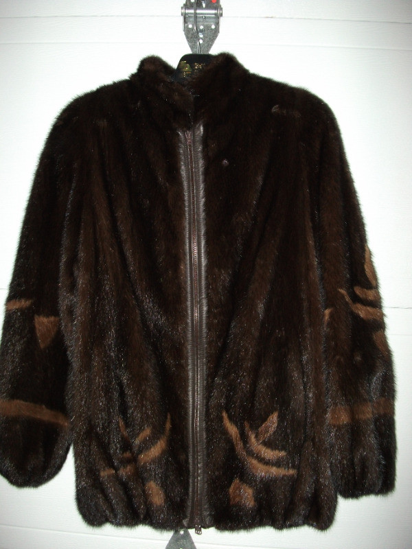 manteau fourrure vison court brun Gr: 8/10 dans Femmes - Hauts et vêtements d'extérieur  à Rimouski / Bas-St-Laurent